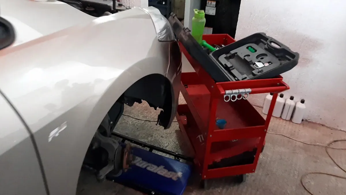 Trabajo en la suspensión de un auto en el taller